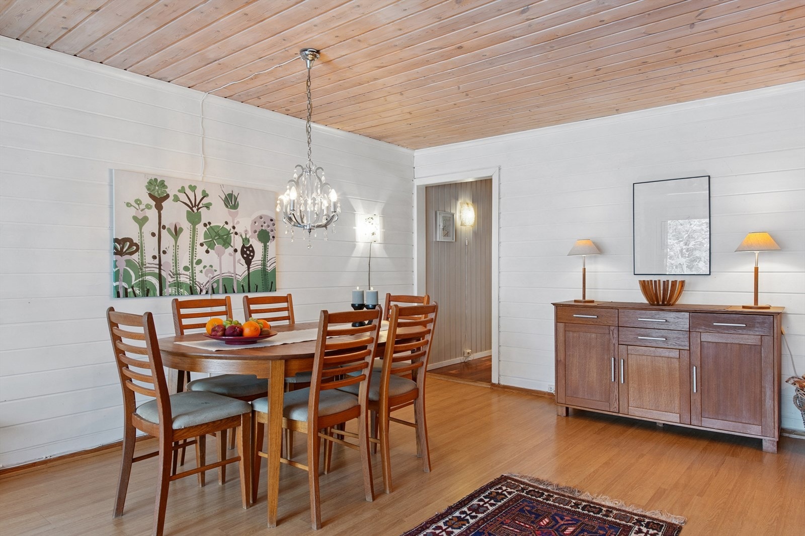 Spisestuen har god plass til å samle familie og venner. Galleribilde