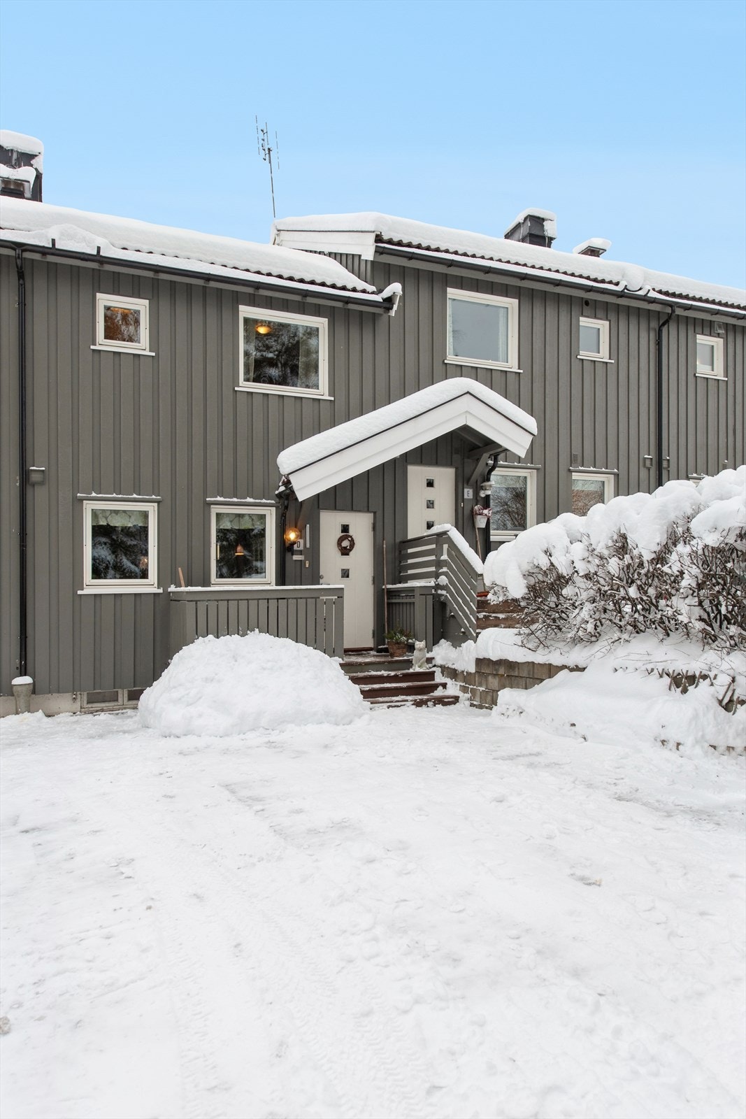 Overbygget inngangsparti som gir ly for vær og vind. Galleribilde