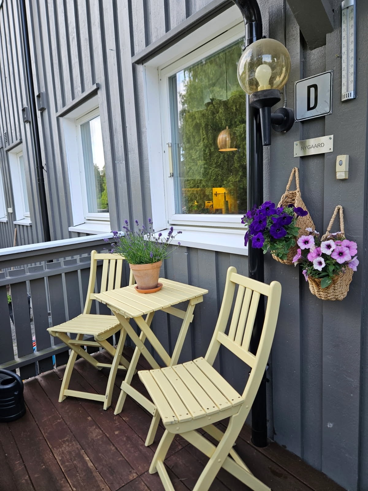 En hyggelig uteplass ved inngangsdøren. Galleribilde