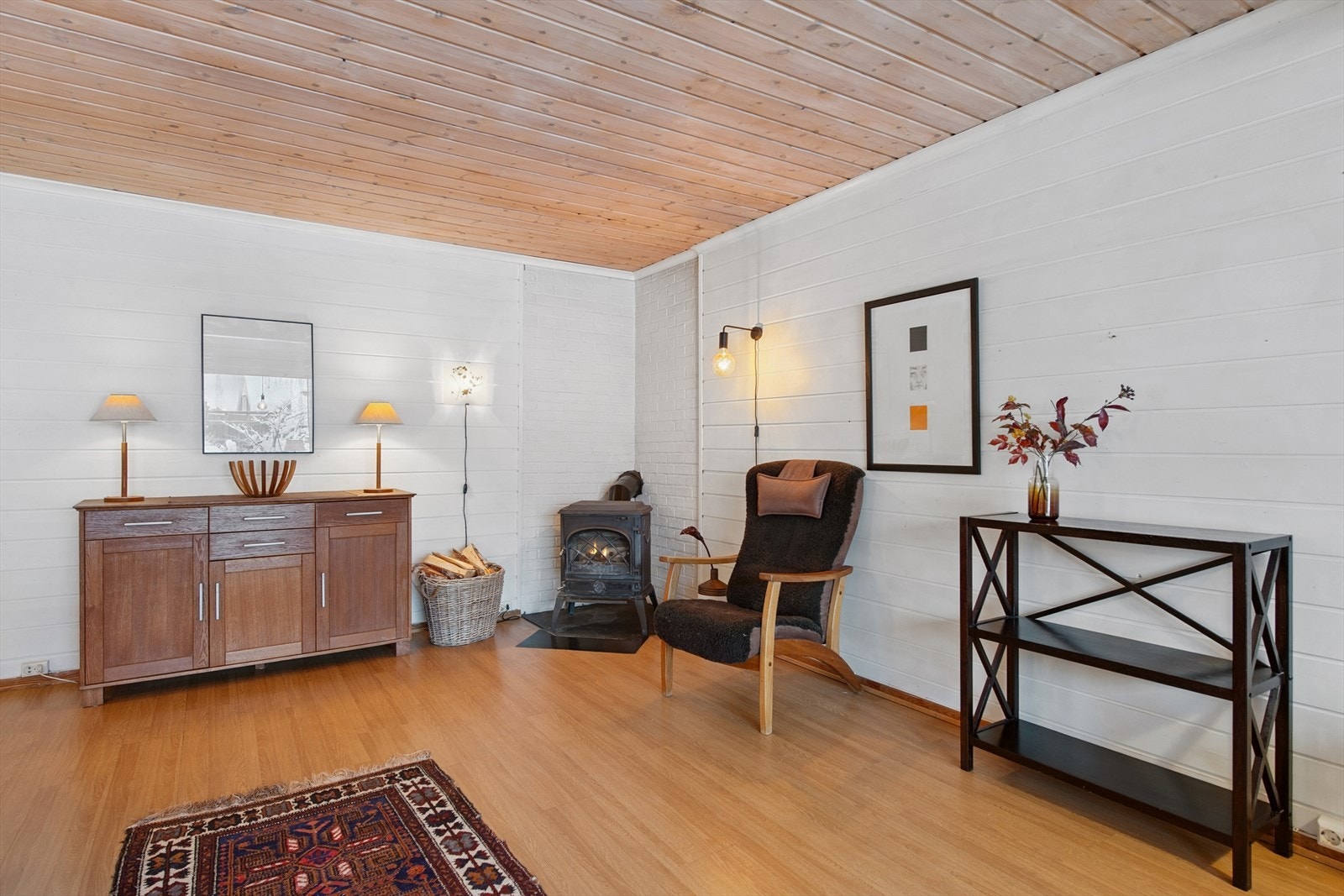 En vedovn sørger for ekstra varme og en lun atmosfære i stuen. Galleribilde