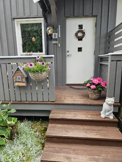 Inngangspartiet om sommeren, med plass til å pynte med blomster. Galleribilde