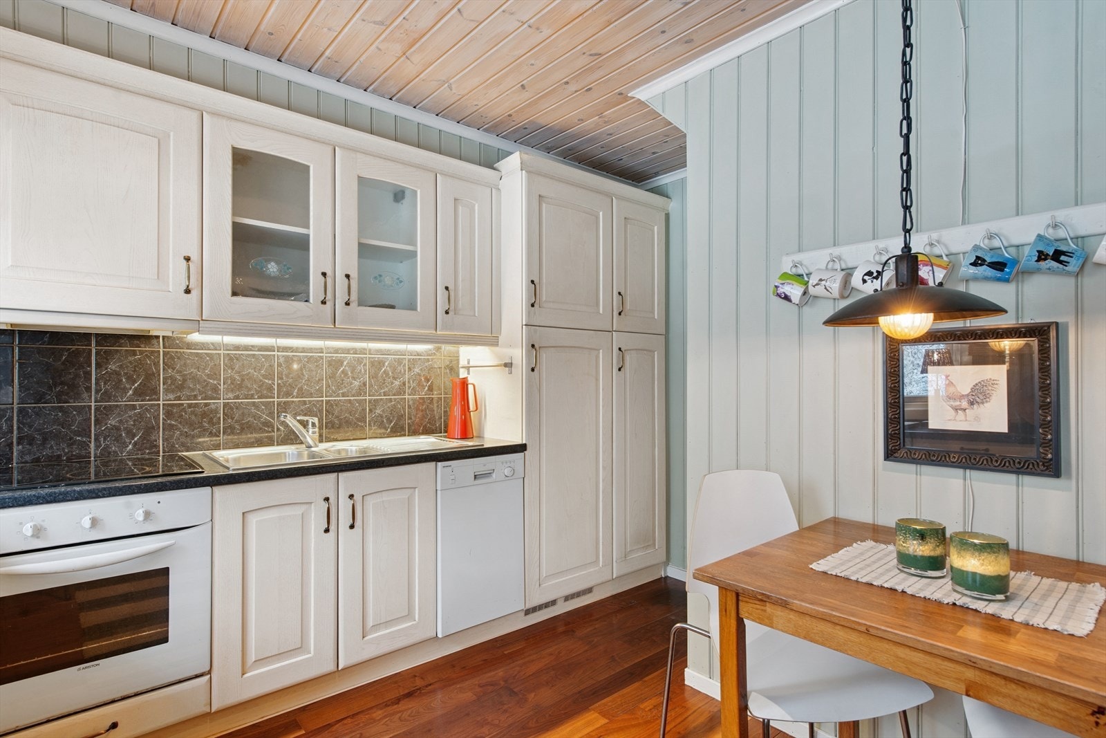 Innredningen byr på gode lagringsmuligheter i både over- og underskap. Galleribilde