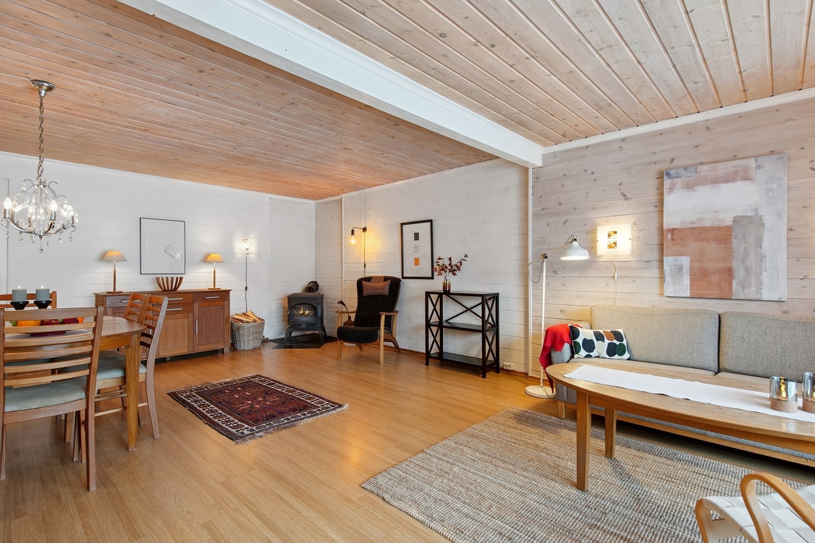 Den store stuen gir fleksibilitet for møblering i ulike soner. Galleribilde