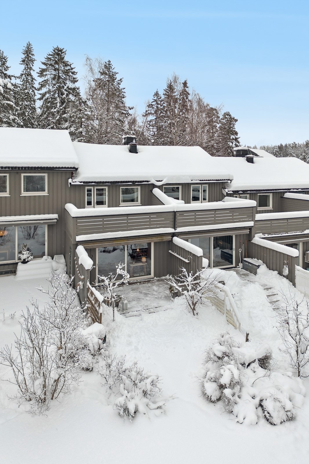 Et velholdt rekkehus med en skjermet og privat hage på baksiden. Galleribilde