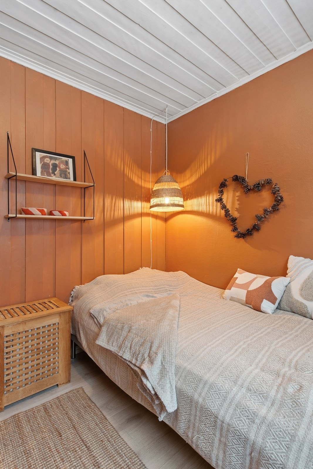 Det andre soverommet er lunt og har plass til seng og oppbevaringsmøbler. Galleribilde