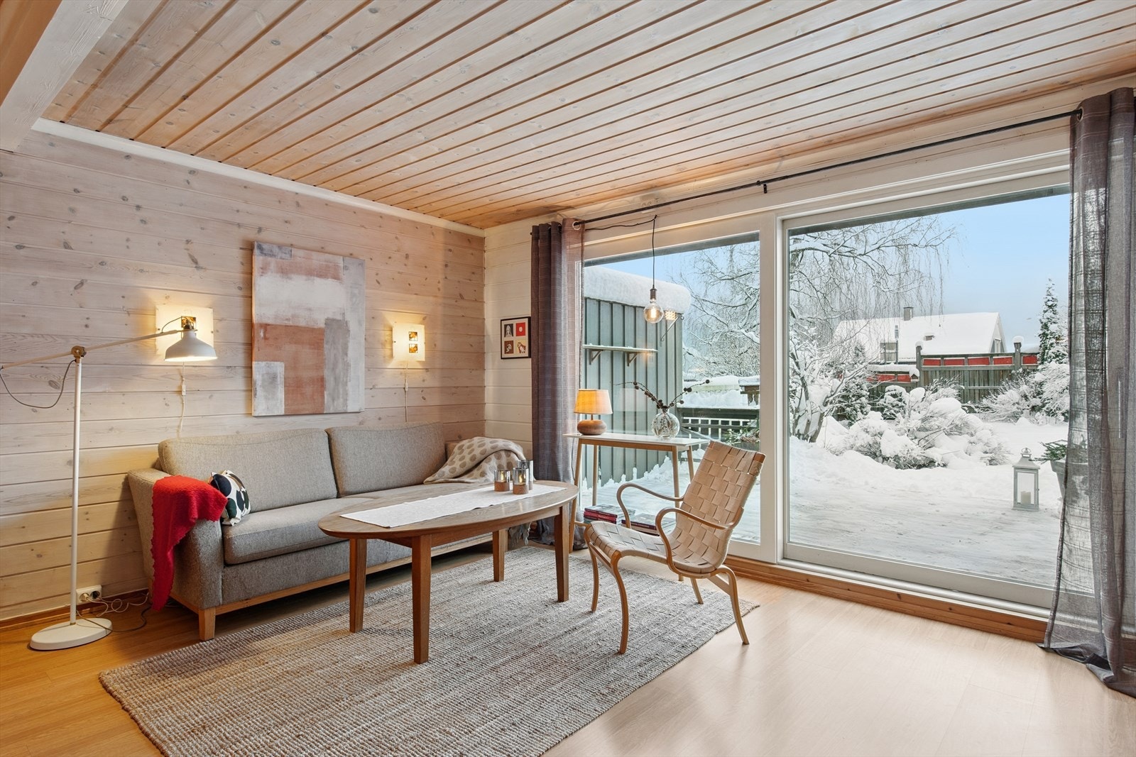 Store vindusflater slipper inn rikelig med dagslys og gir god kontakt med uteområdet. Galleribilde