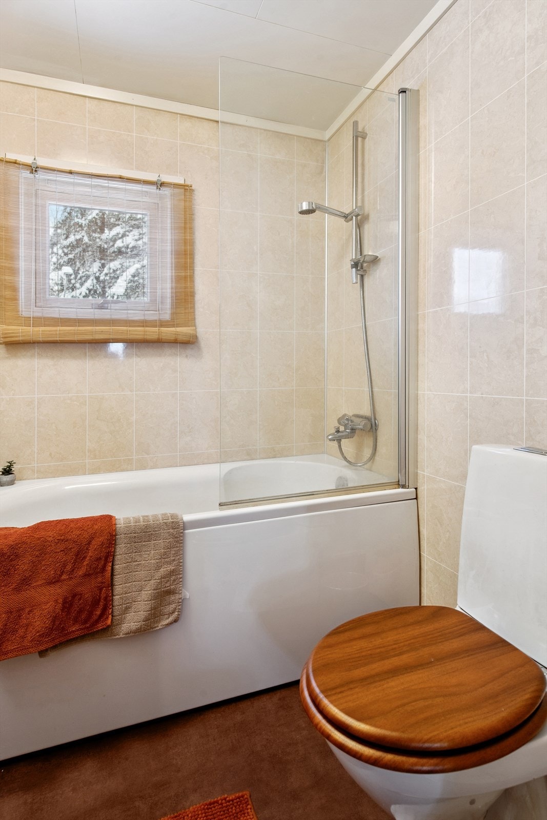 Badekaret har en praktisk dusjvegg i glass. Galleribilde