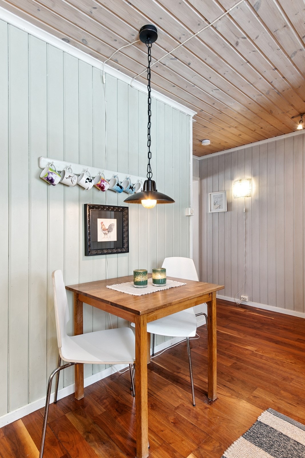 Det er en hyggelig spiseplass i tilknytning til kjøkkenet. Galleribilde