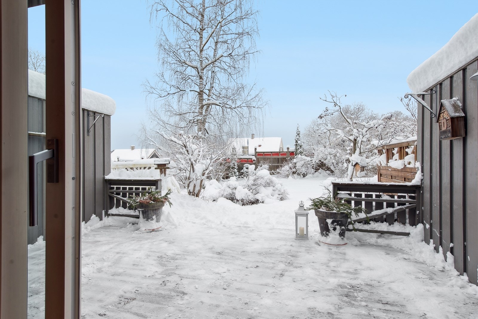 Den private terrassen og hagen er en fin forlengelse av stuen. Galleribilde