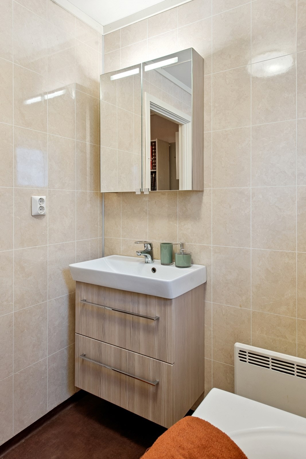 Baderomsinnredningen inkluderer et speilskap for ekstra oppbevaring. Galleribilde