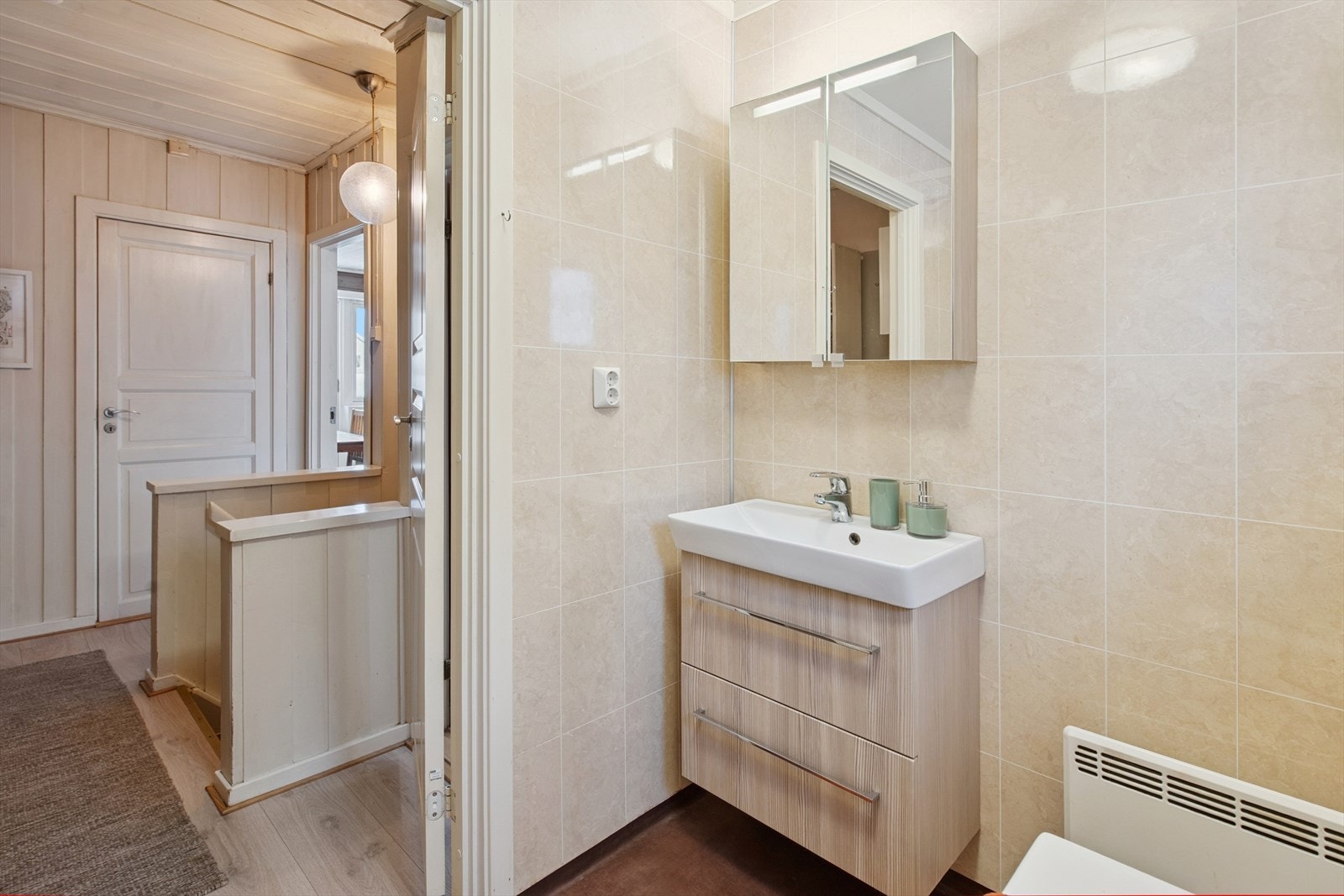 Badet er plassert sentralt i etasjen, lett tilgjengelig fra alle soverommene. Galleribilde