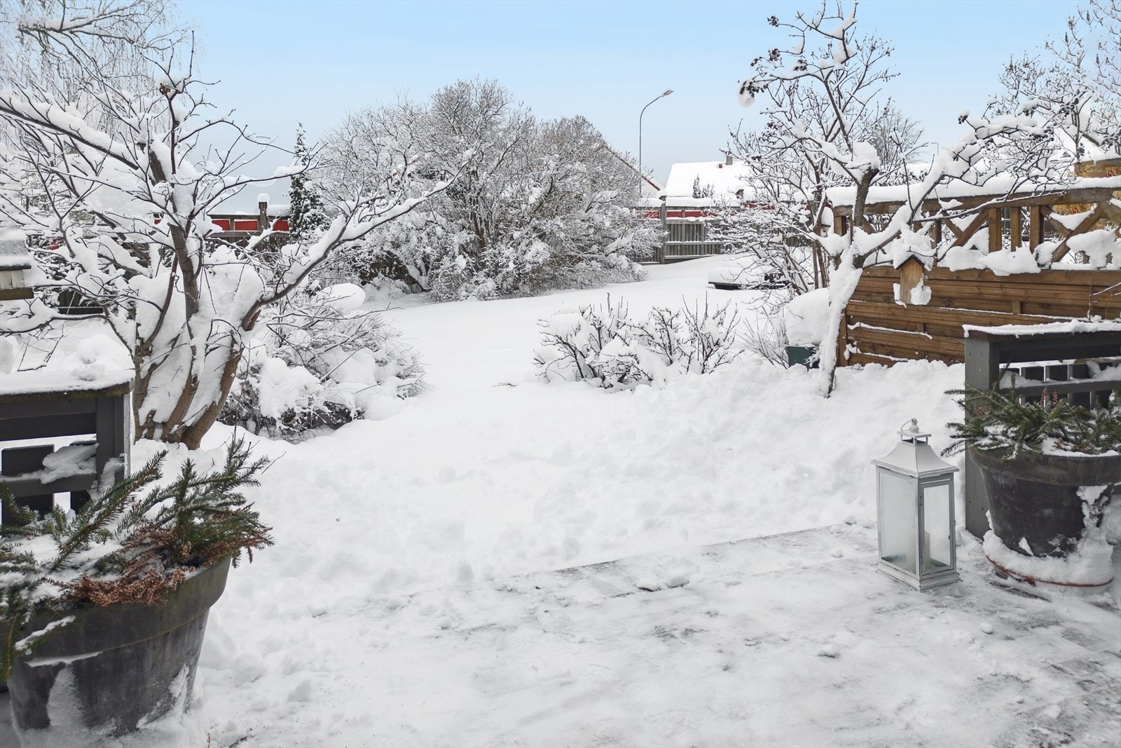 Hagen er pent opparbeidet og gir et usjenert uterom. Galleribilde