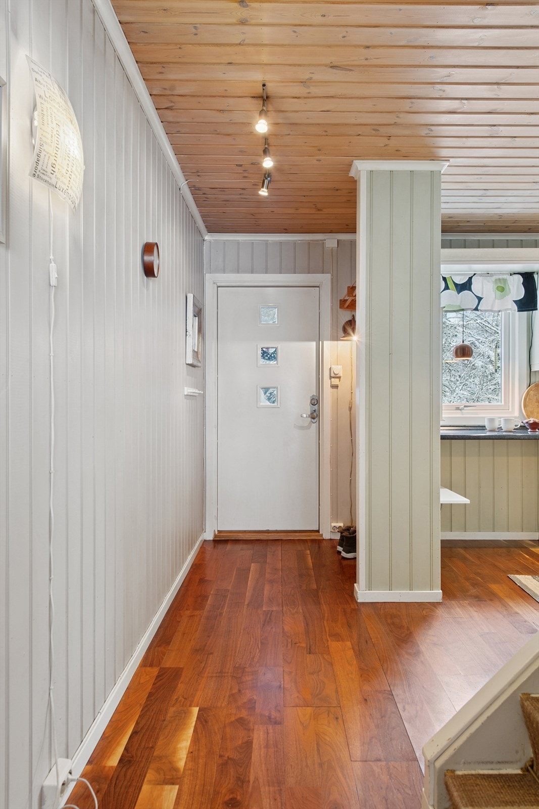 Inngangspartiet leder deg direkte inn til boligens kjøkken og oppholdsrom. Galleribilde