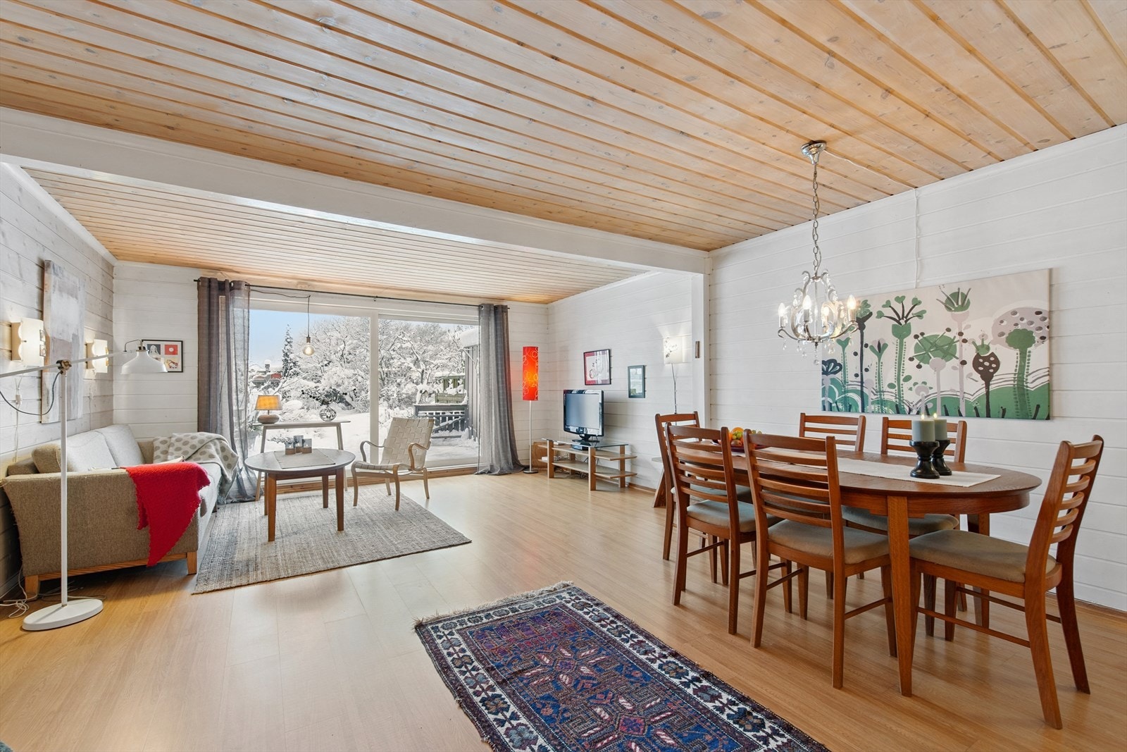 Stuen er romslig og har en åpen løsning med plass til både sofagruppe og spisebord. Galleribilde