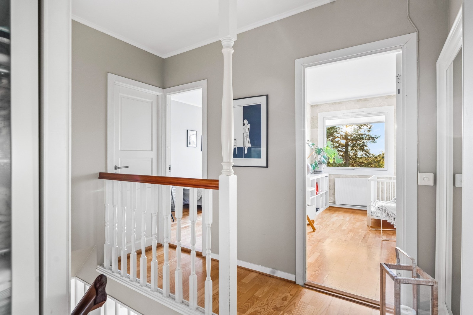 God oversikt, naturlig lysinnslipp og tilgang til boligens tre soverom. Galleribilde