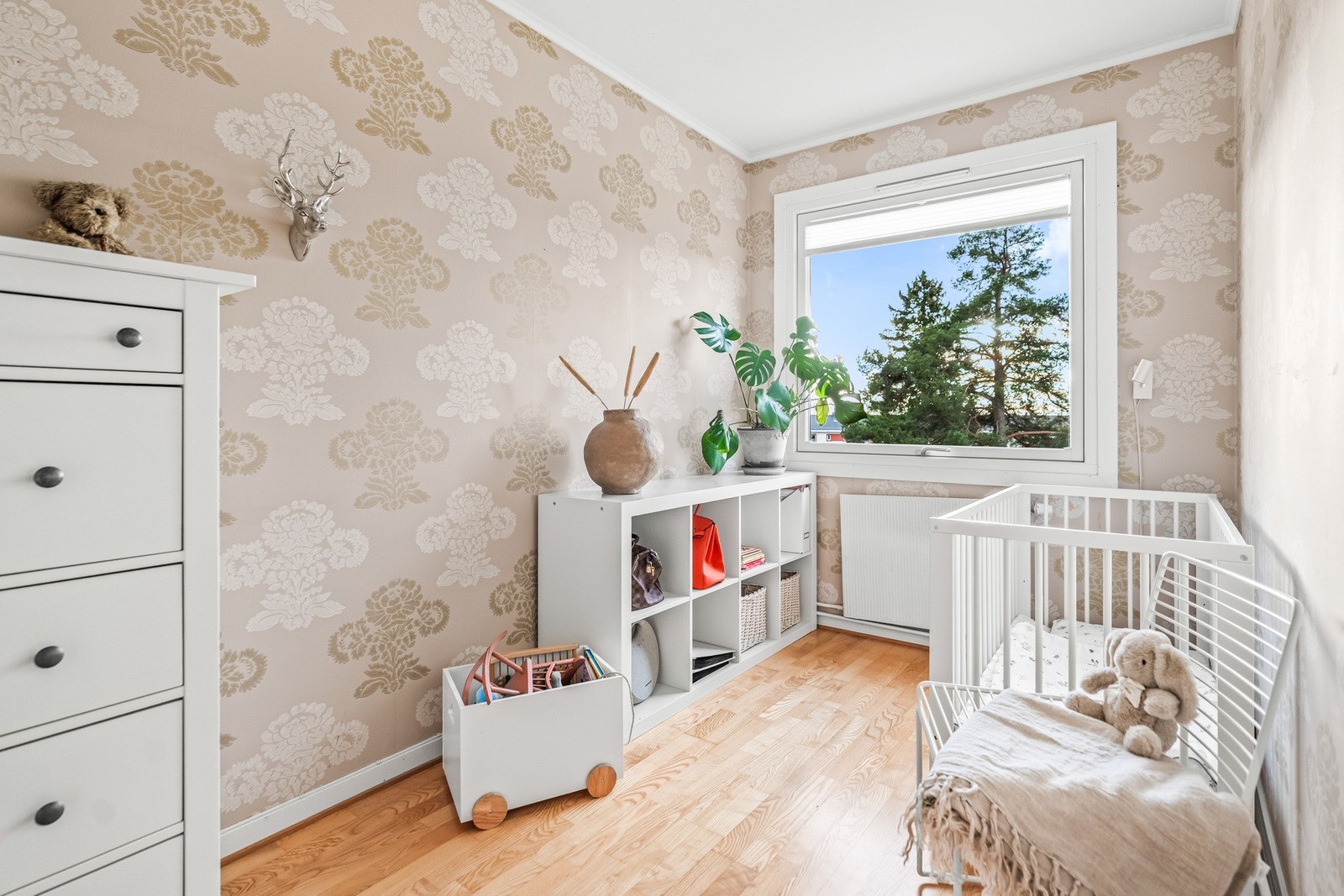 Lyst og trivelig soverom som i dag er innredet som barnerom, med vindu som gir godt lysinnslipp. Galleribilde