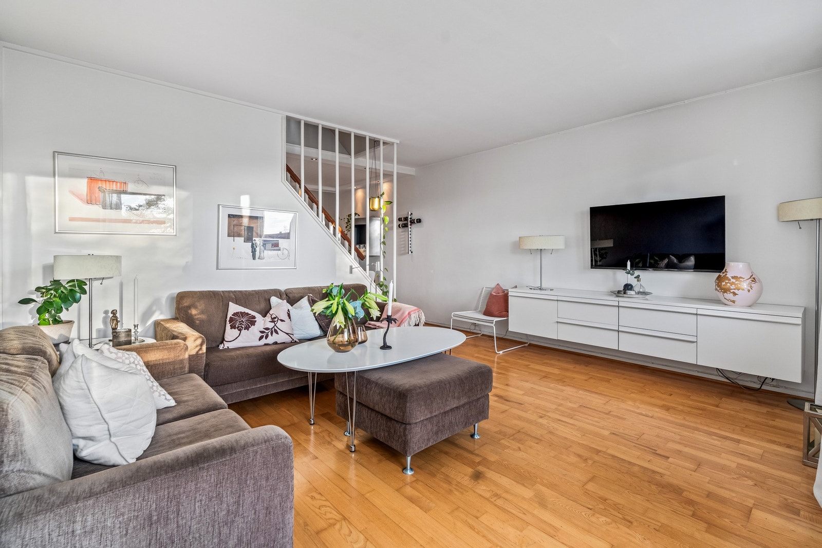 Stuen har en åpen og funksjonell løsning med fine møbleringsmuligheter og plass til både sofagruppe og medievegg. Galleribilde