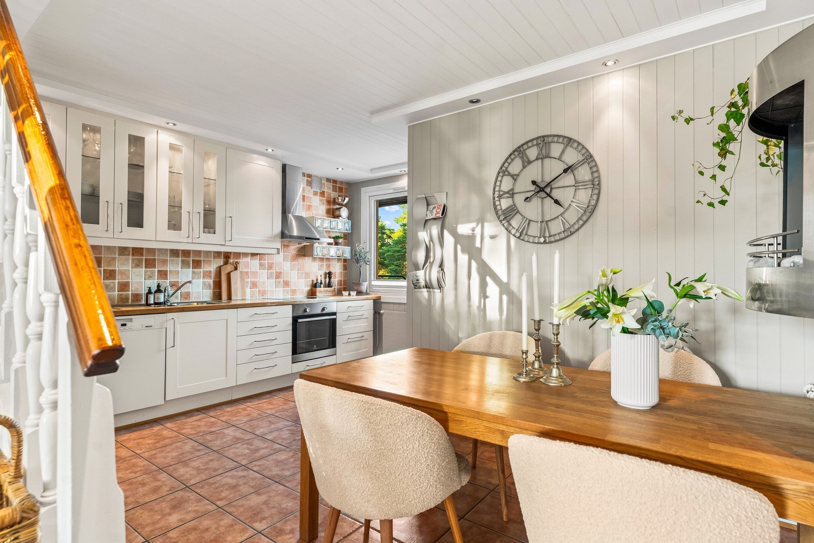 Spisestuen ligger i direkte tilknytning til kjøkkenet, som gjør spisegruppen lett tilgjengelig. Galleribilde