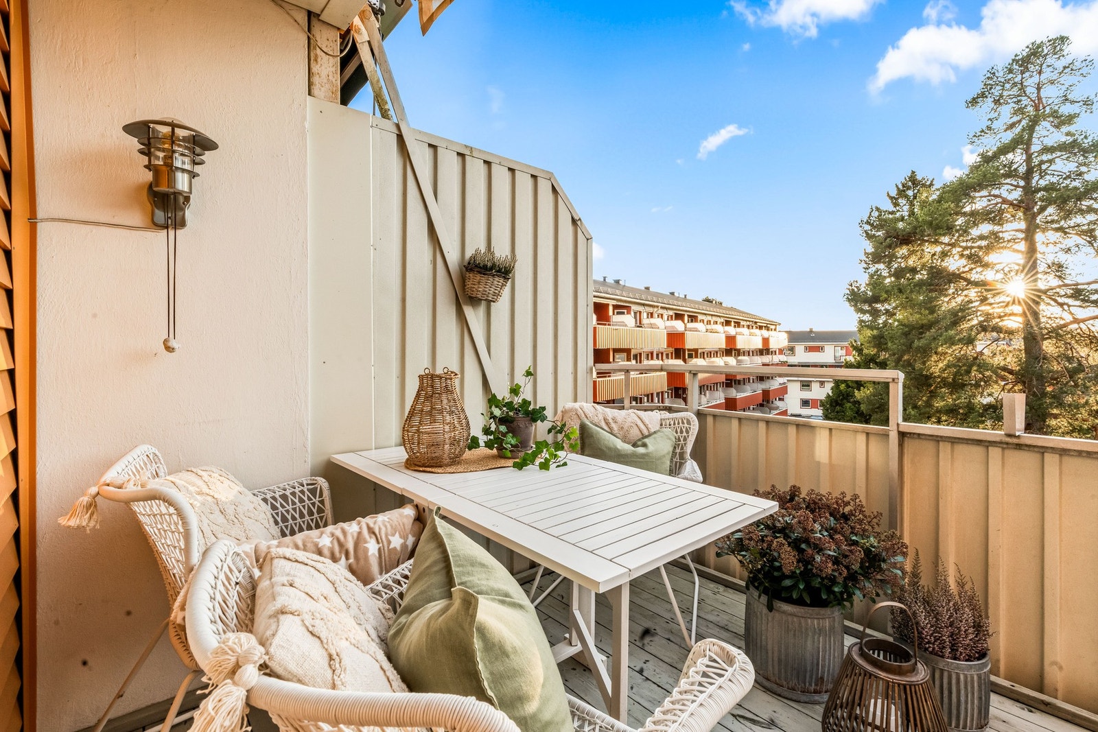 Balkongen inviterer til sosiale sammenkomster og stemningsfulle kvelder. Galleribilde