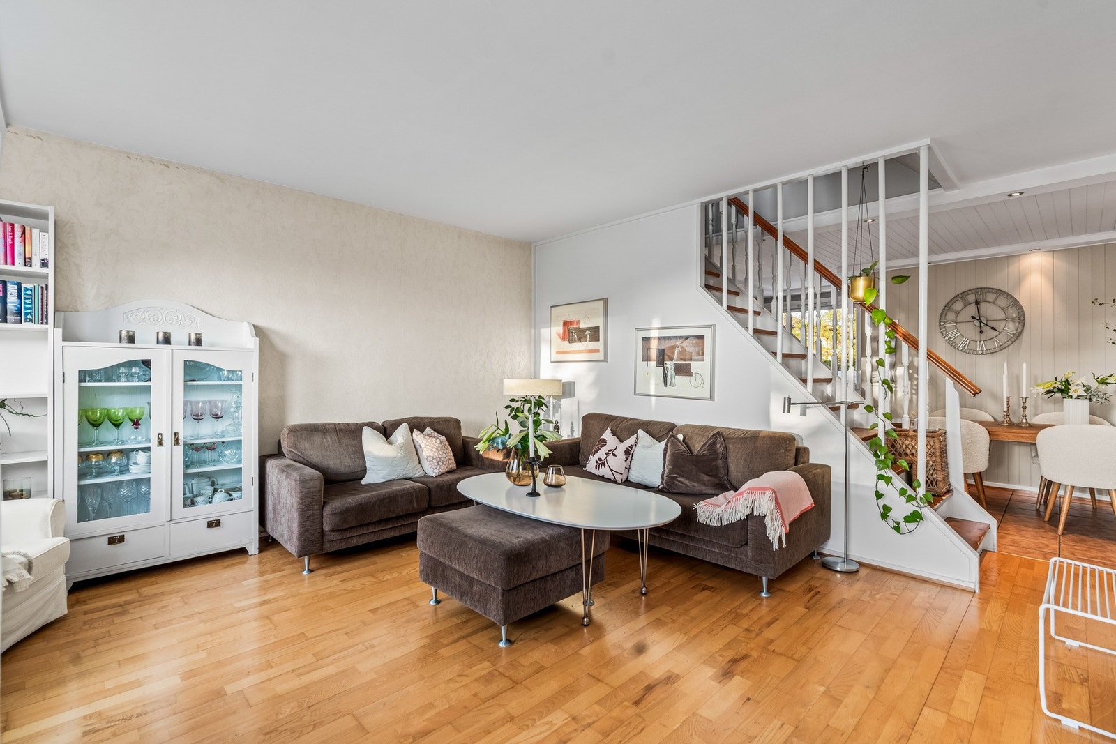 Romslig stue med god plass til sofagruppe og naturlig flyt videre mot kjøkken og spisestue. Galleribilde