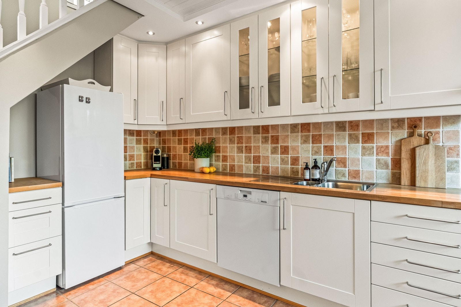 For øvrig ble kjøleskapet og ventilator ble oppgradert i 2024. Varmtvann og fyring via radiatorer er inkludert i felleskostnader. Galleribilde