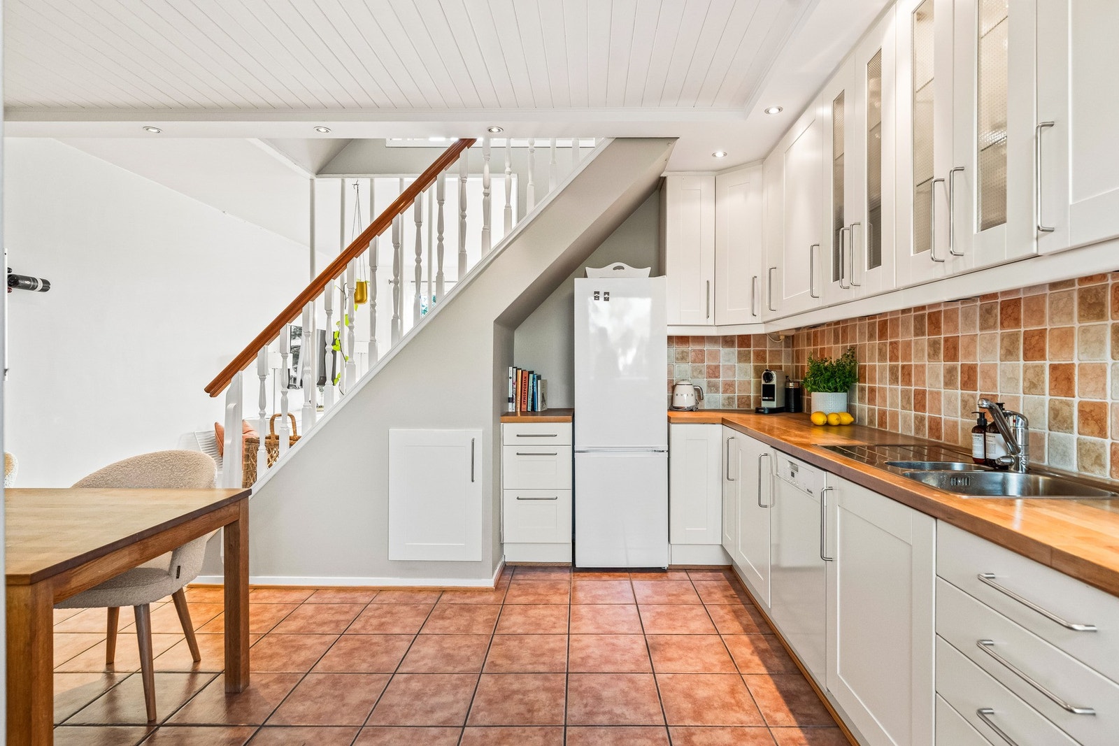 Kjøkkenet har en romslig benkeplate og en funksjonell utforming som gir god arbeidsplass. Galleribilde