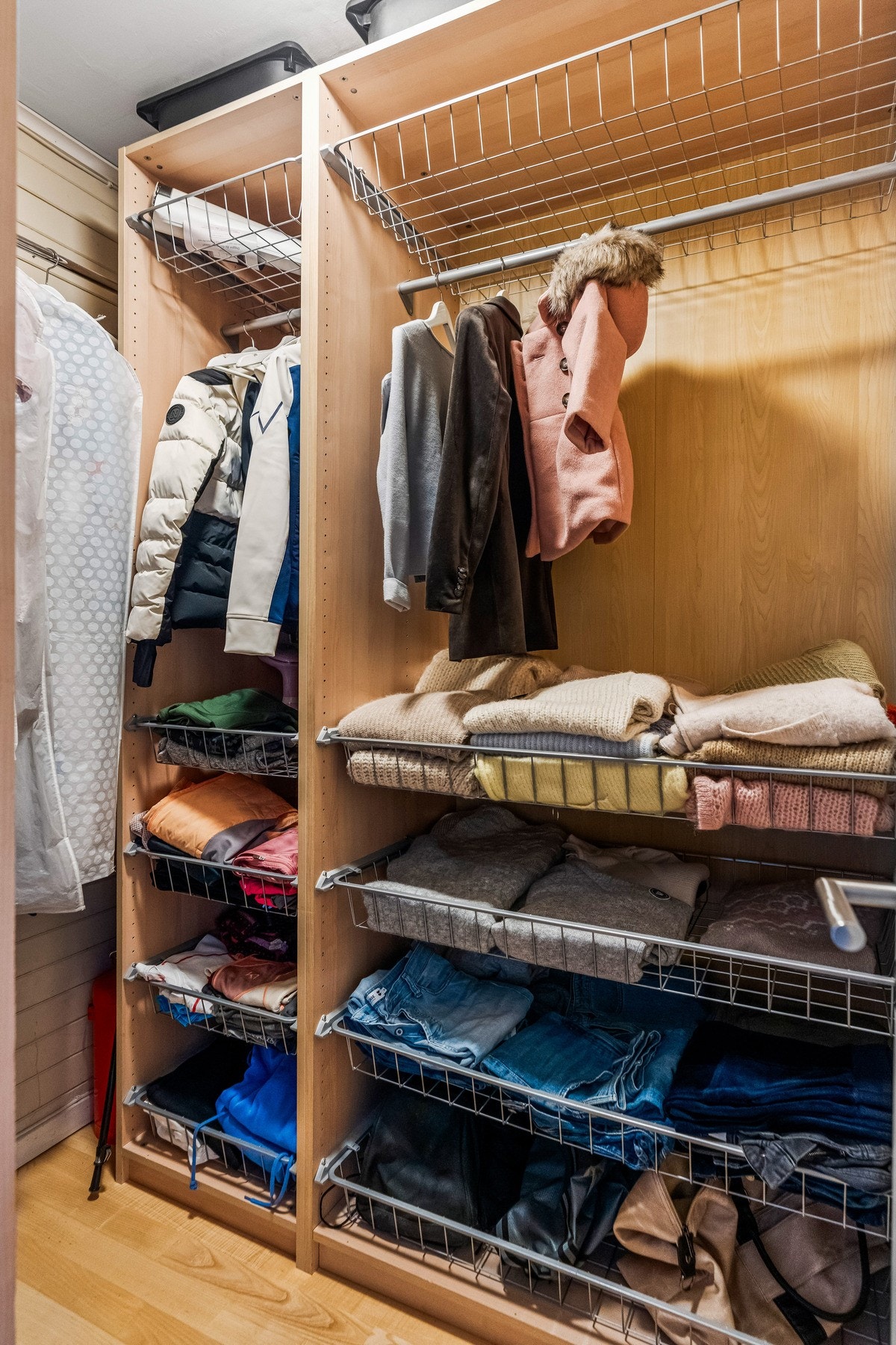 Det er godt med lagringsplass i praktisk garderoberom. Galleribilde