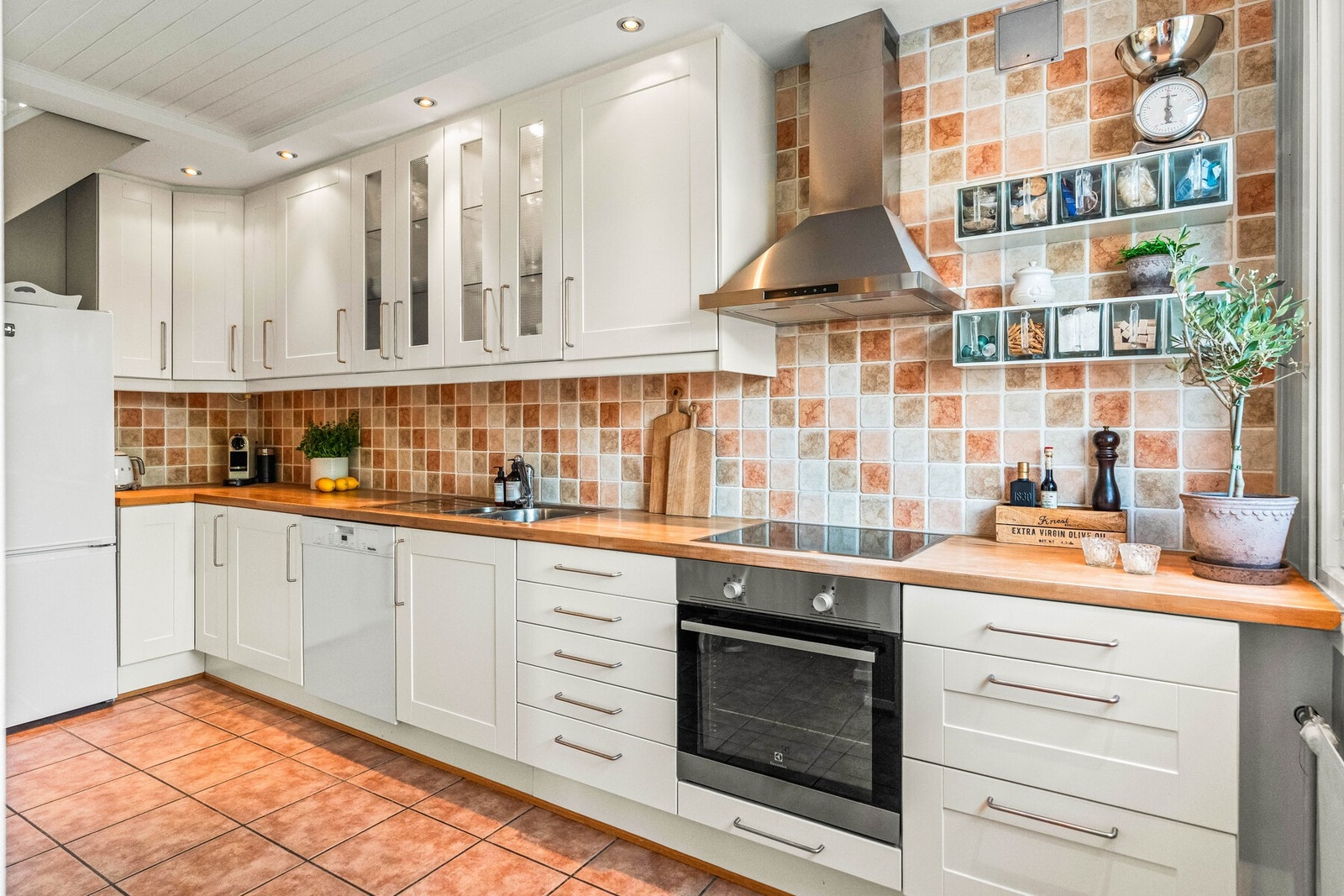 Funksjonelt kjøkken med naturlig avtrekk i vegg og god skap- og oppbevaringsplass. Galleribilde