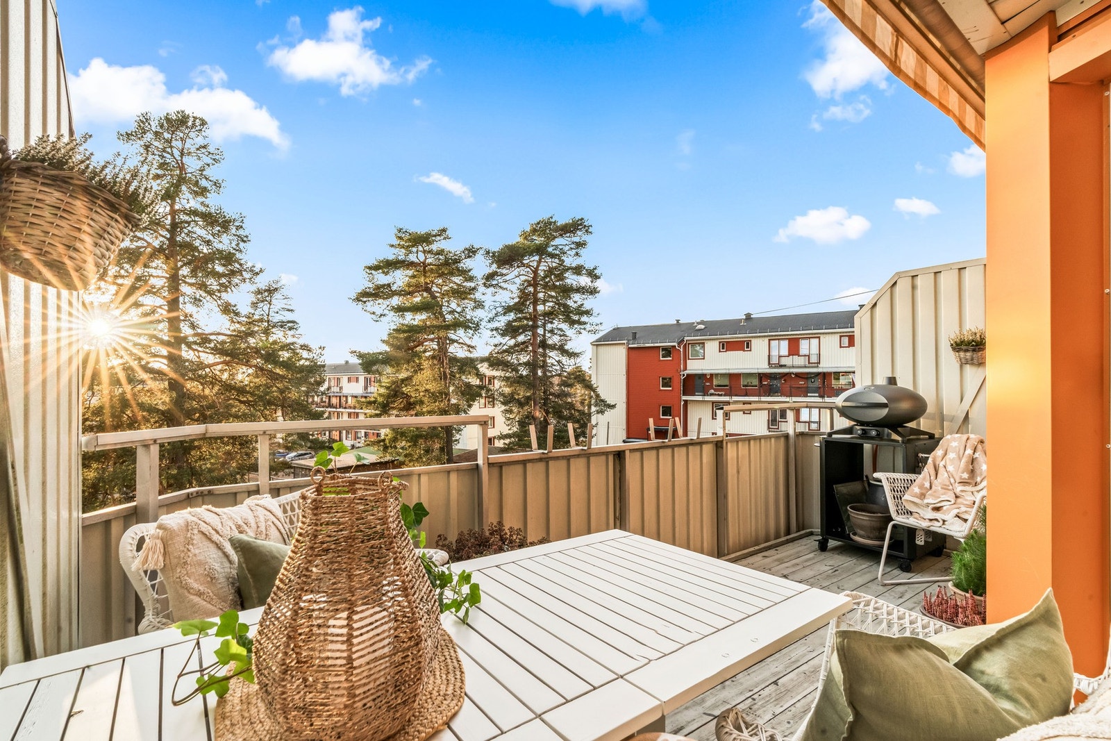 Balkongen byr på flott utsyn mot grøntområde og hyggelige omgivelser. Galleribilde