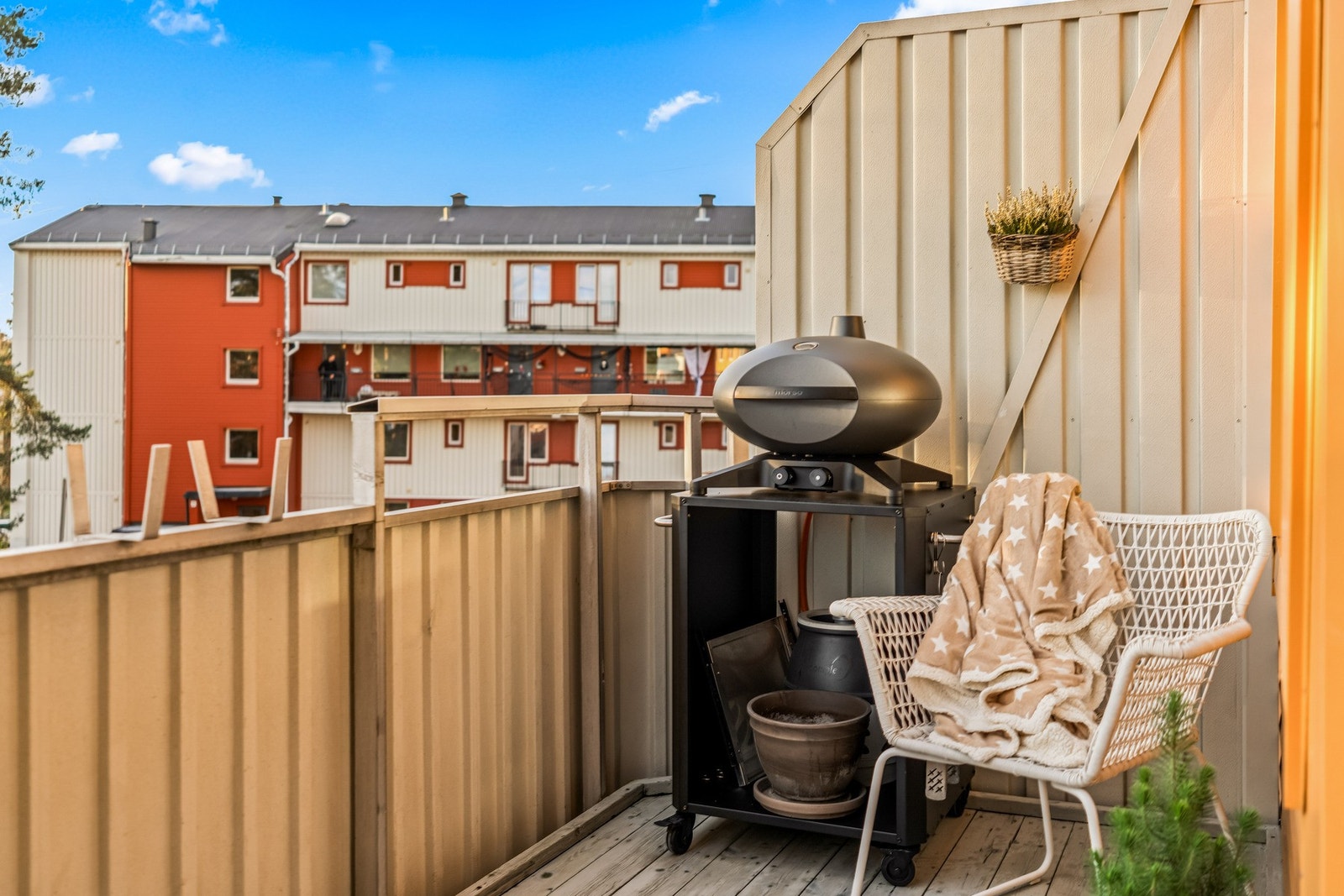 Egen sone for grilling og avslapning, med gode lysforhold. Galleribilde