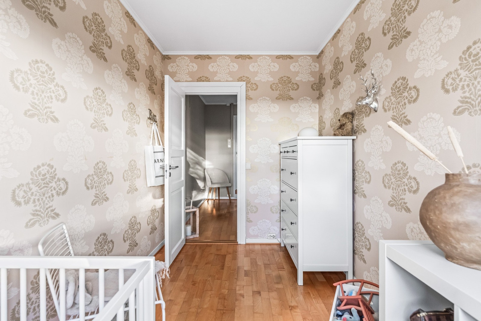 Soverom med god plass til å møblere med seng, nattbord og annet ønskelig møblement. Galleribilde