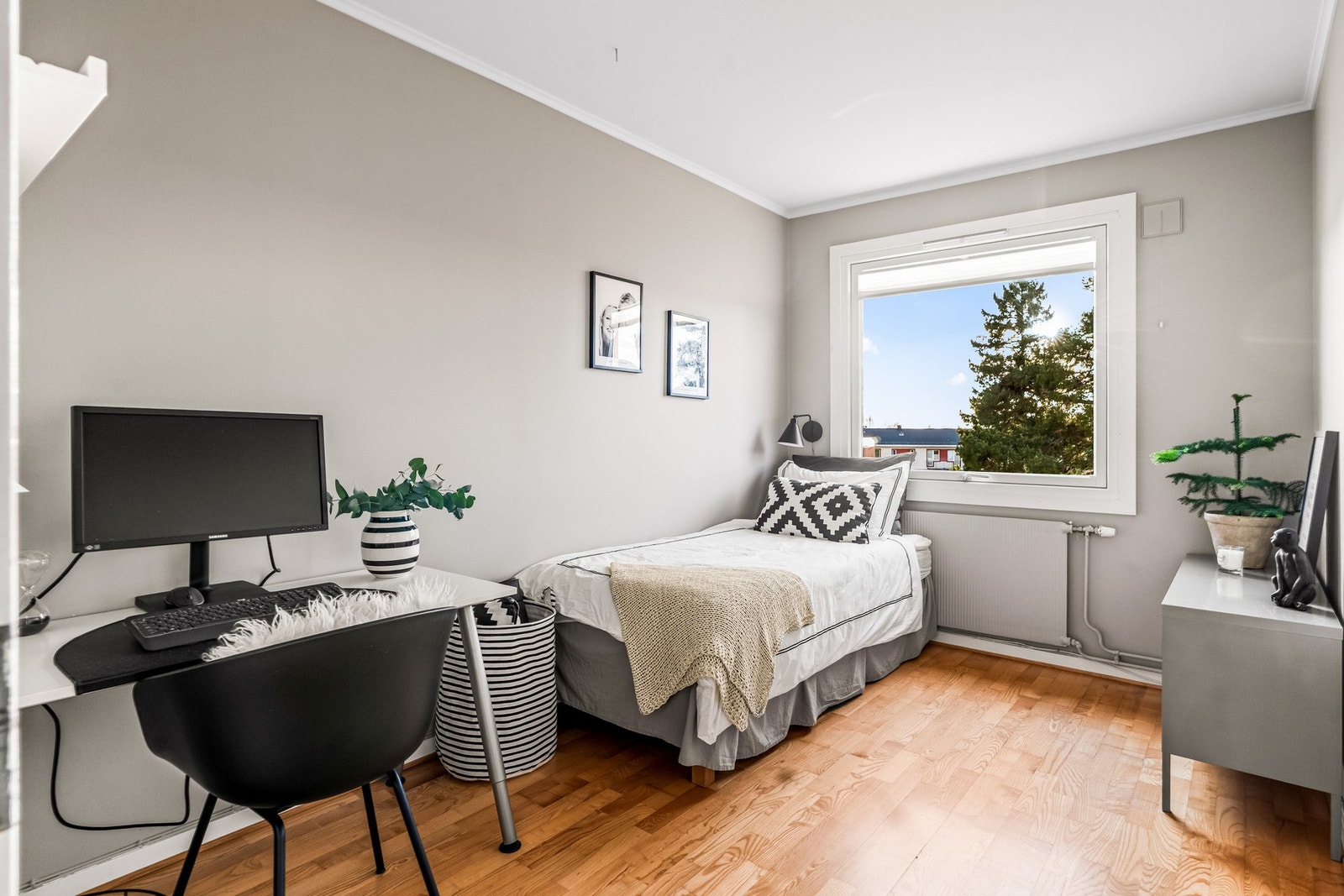 Soverom med plass til seng og skrivebord, store vindusflater og gjennomgående parkettgulv. Galleribilde