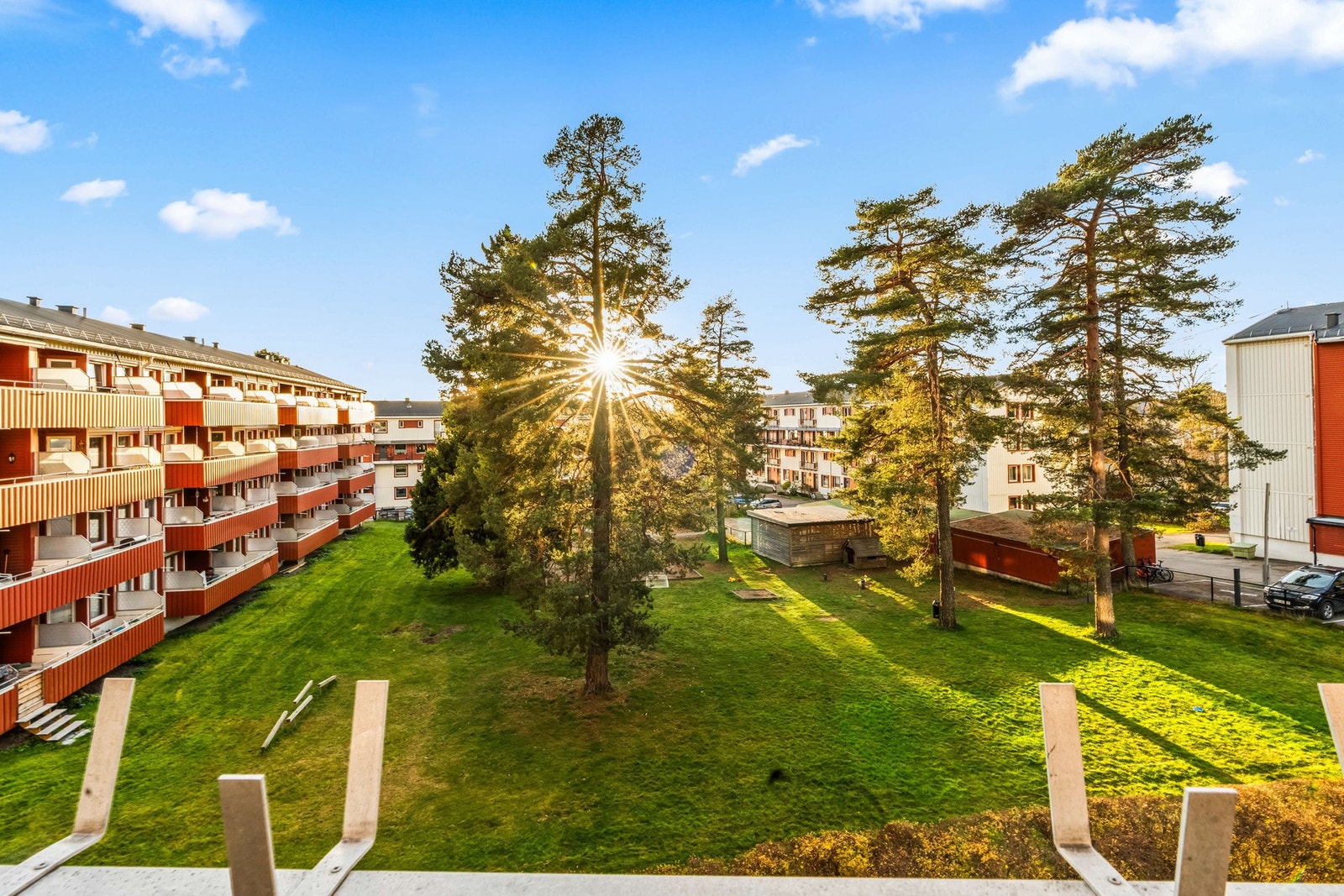 Pent opparbeidet grønne fellesarealer rett utenfor boligen med romslig plen og naturlig beplantning. Galleribilde