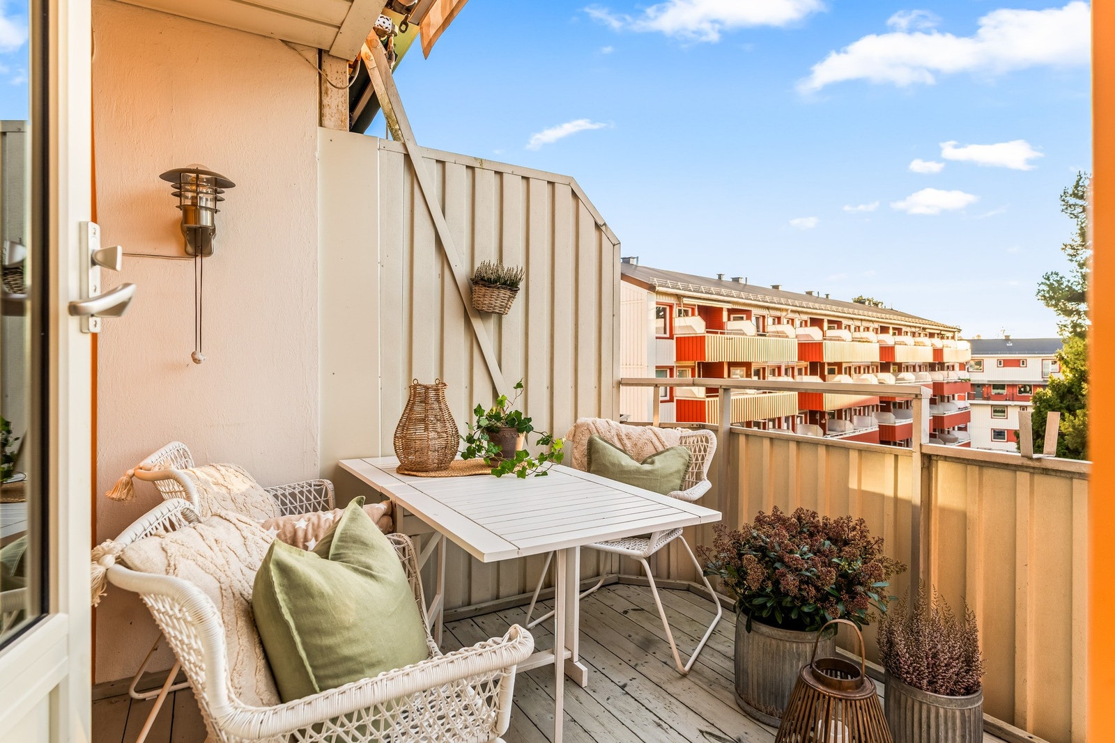 Hyggelig uteplass som blir en naturlig forlengelse av stuen på sommerenn. Galleribilde