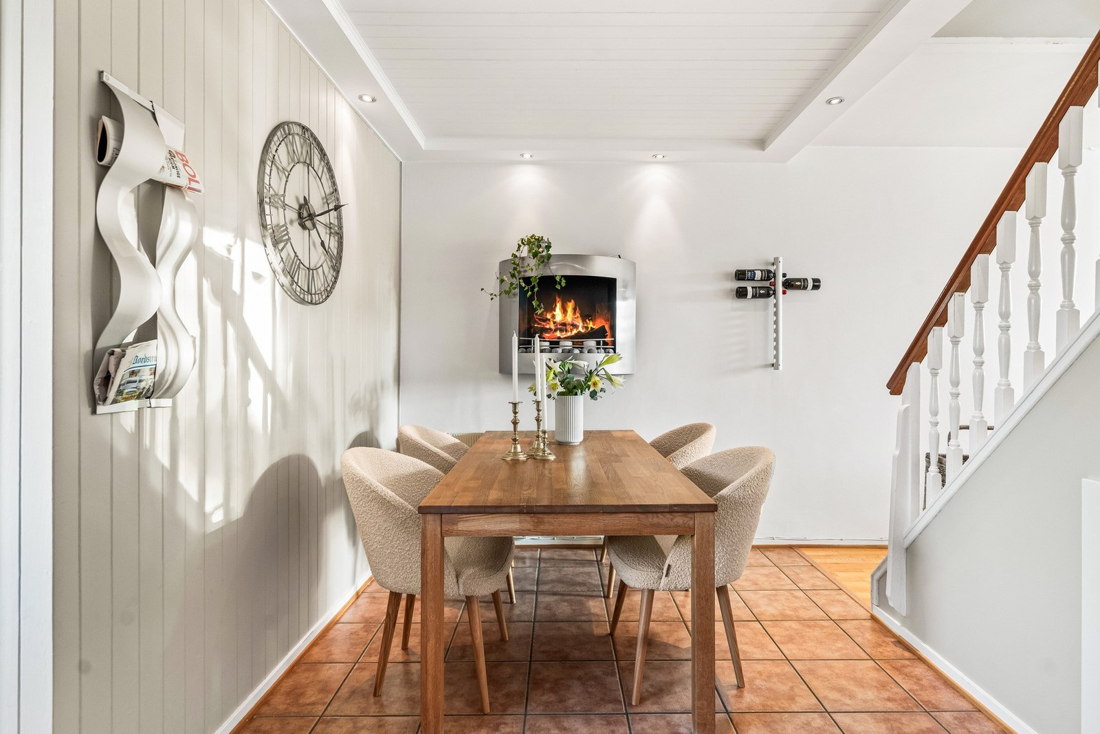 Hyggelig spisegruppe med god plass til sosial samling rundt bordet. Galleribilde