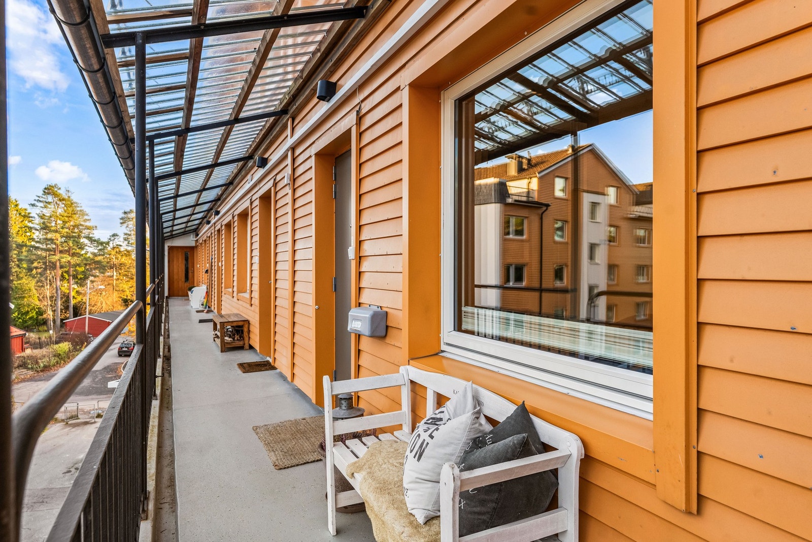 Leiligheten har felles adkomst via overbygget svalgang. Galleribilde