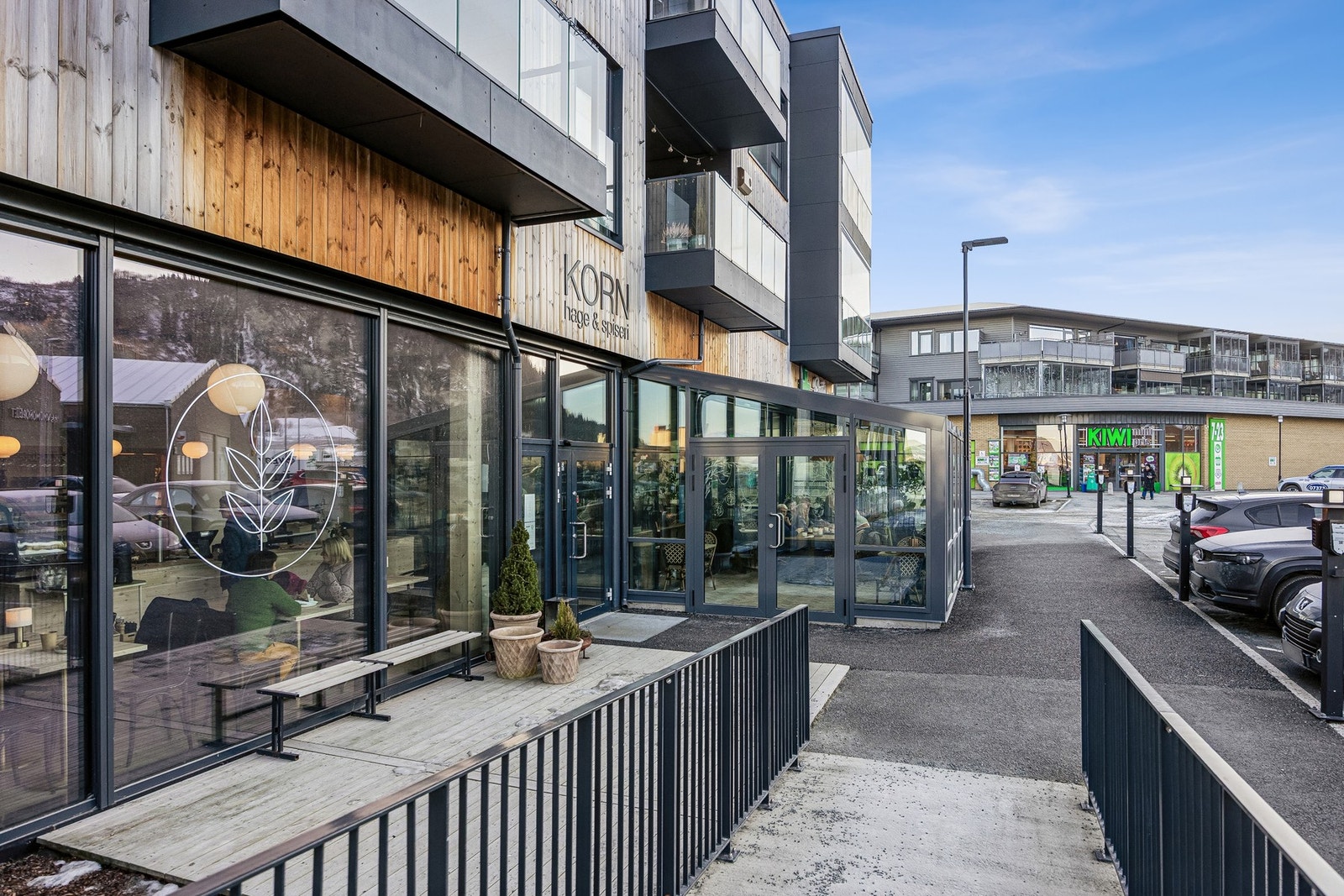 Bygget er oppført i 2022 med solide betongkonstruksjoner, tre-lags vinduer og balkongdør med aluminium/plastkarmer. Galleribilde