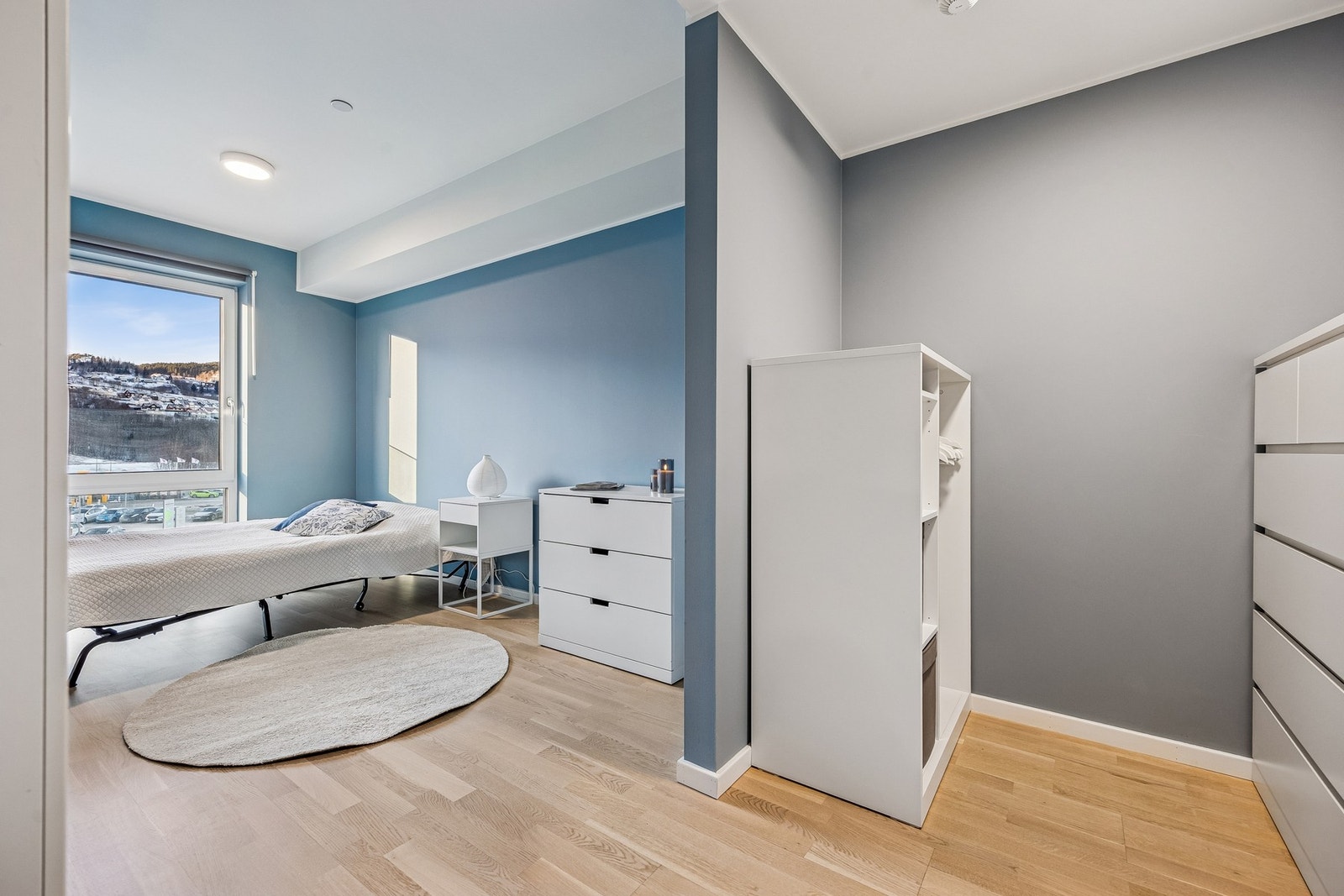 Soverommet er romslig og innredningsvennlig, med plass til dobbeltseng og garderobeløsning. Galleribilde