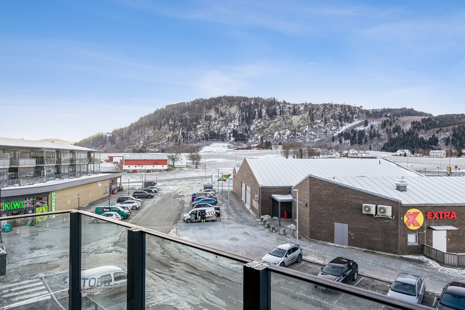 Fast parkeringsplass med el-bil lader. Galleribilde