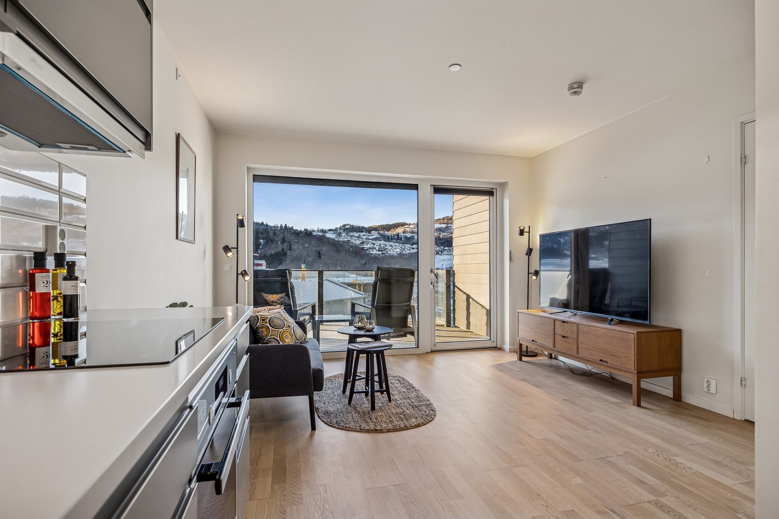 Leiligheten har et bruksareal på 46 m² og byr på lyse, innbydende rom med store vindusflater som gir rikelig med naturlig lys. Galleribilde