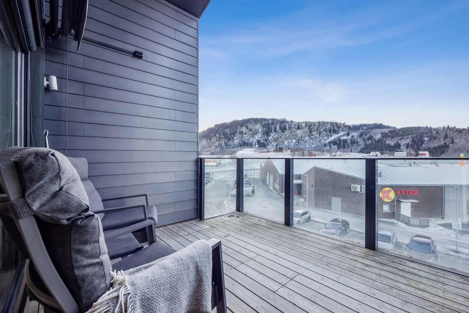 Det er montert elektrisk styrt terrassemarkise (2024) og solskjerming (2022) med solsensor verdi av ca 55 000,-. Galleribilde