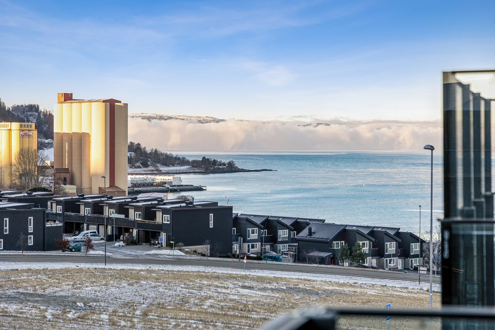 Leiligheten har en romslig balkong på ca. 10 m² med god plass til både sittegruppe og utemøbler. Galleribilde