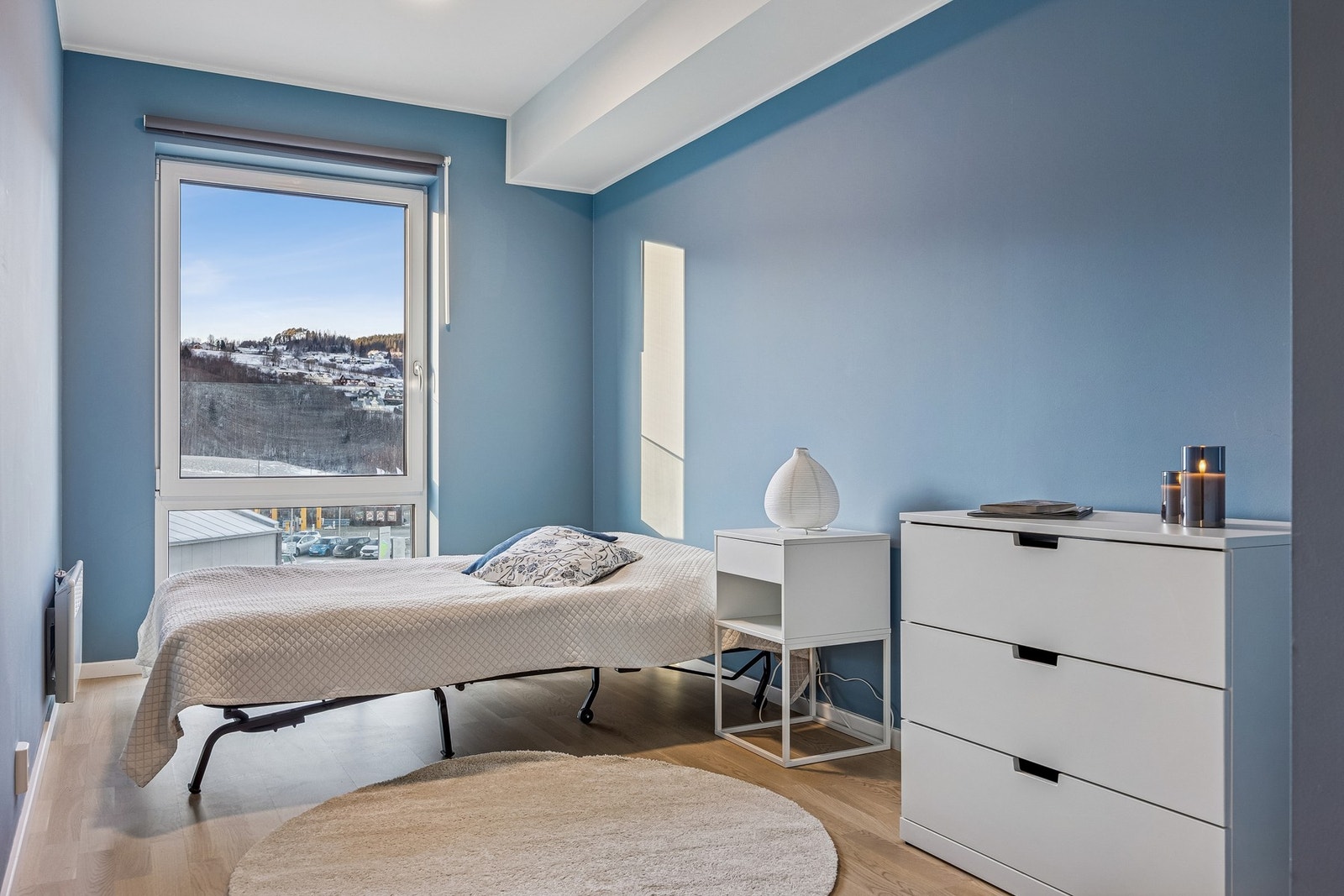 Store vindusflater sørger for rikelig med naturlig lys og gir rommet en luftig følelse, samtidig som beliggenheten i bygget gir gode muligheter for skjerming og privatliv. Galleribilde