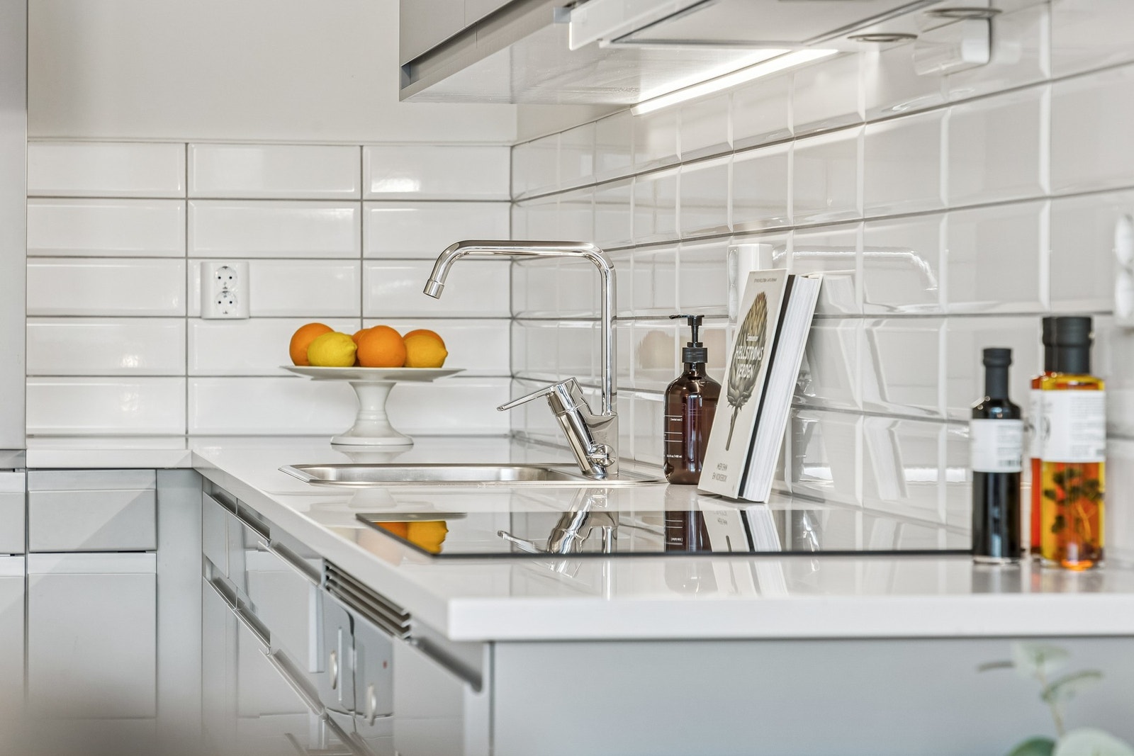 Ventilator i overskap, komfyrvakt og automatisk vannstopper med fuktsensor gir både komfort og trygghet. Galleribilde