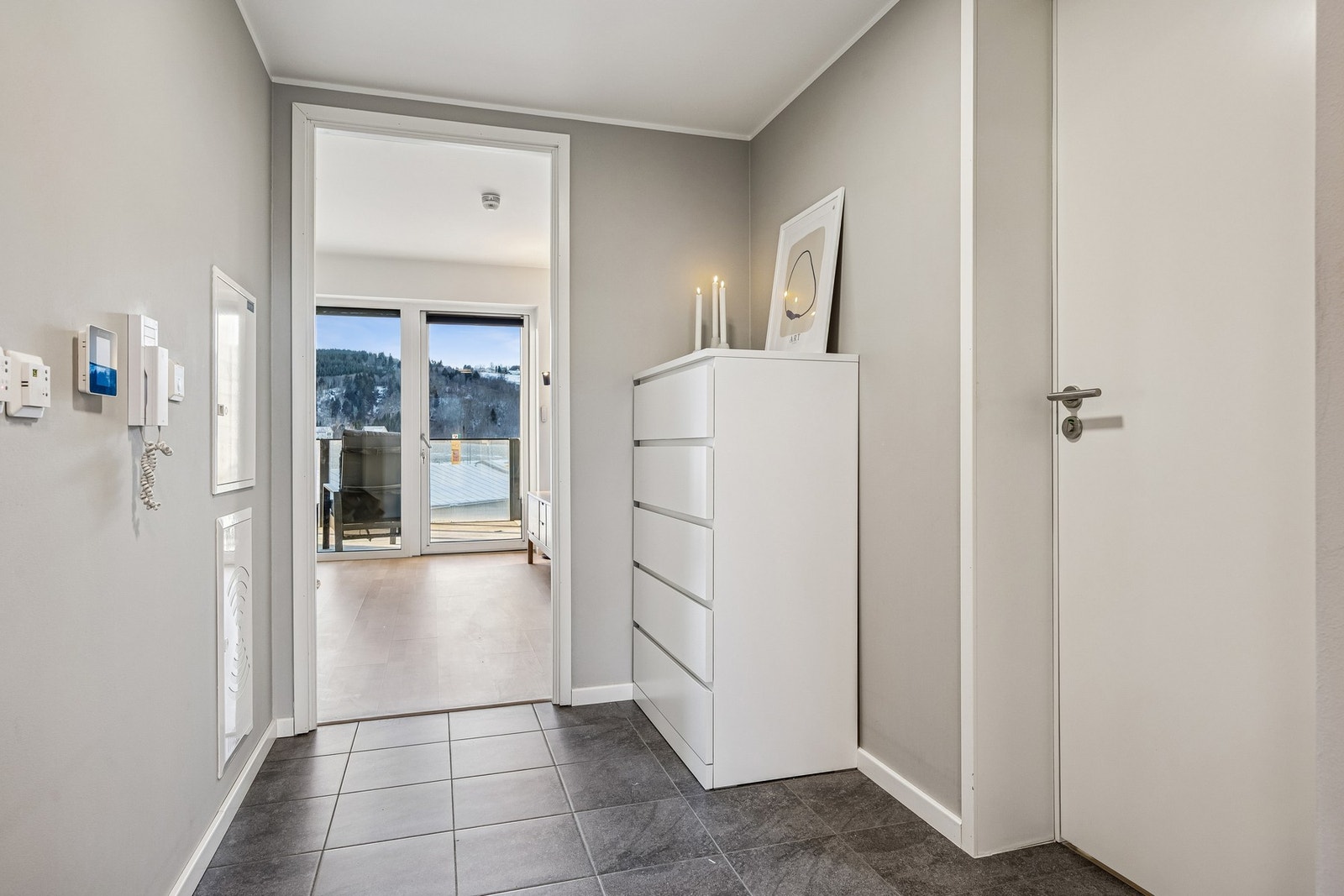 Entréen fremstår ryddig og funksjonell, med flislagt gulv og god plass til oppbevaring. Galleribilde