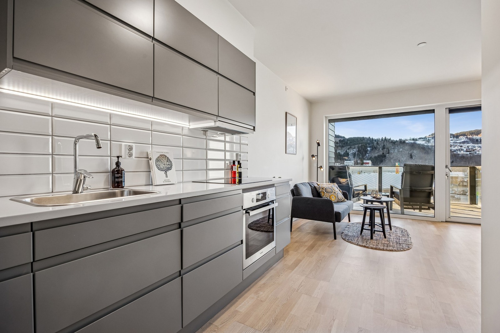 Det er godt med skap- og benkeplass, benkebelysning og integrerte hvitevarer bestående av stekeovn, platetopp, oppvaskmaskin samt kjøleskap med fryser. Galleribilde