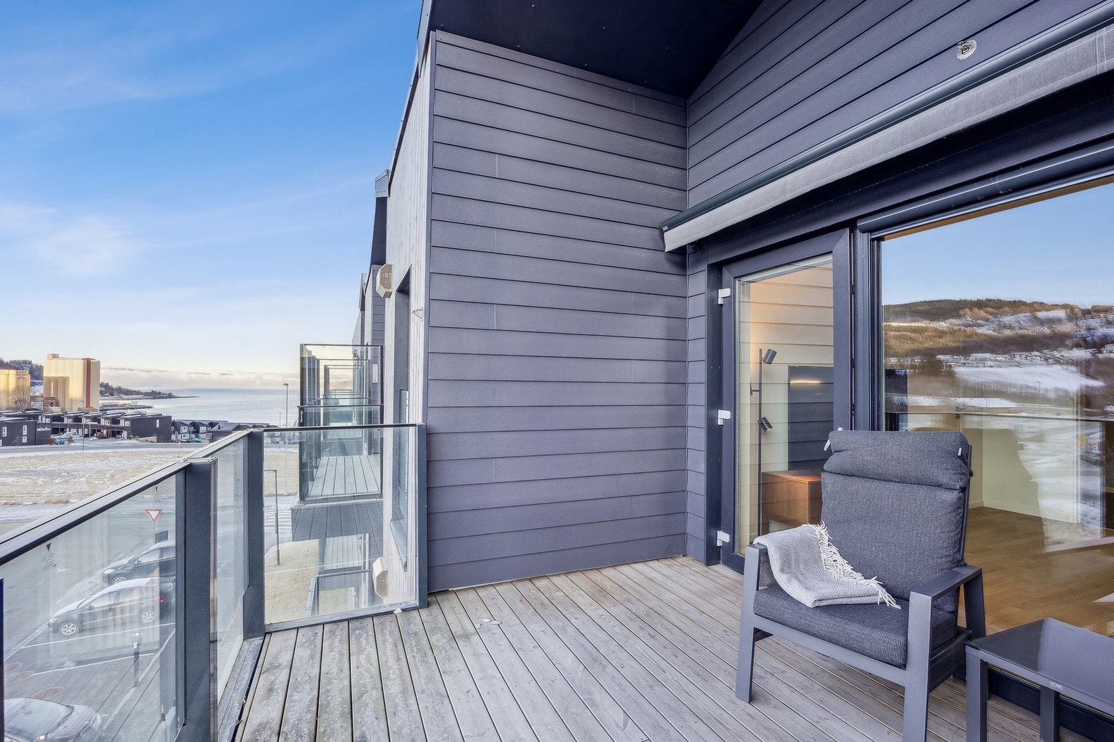 Dette er en moderne og lettstelt leilighet med attraktiv beliggenhet, perfekt for førstegangskjøpere, enslige eller som en trygg og god investering. Galleribilde