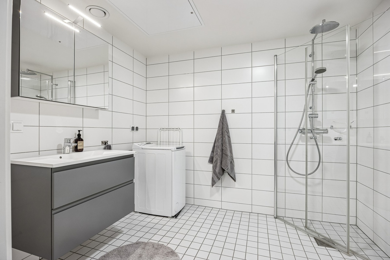 Badet er flislagt og fra byggeår, med gulvvarme og moderne innredning. Galleribilde
