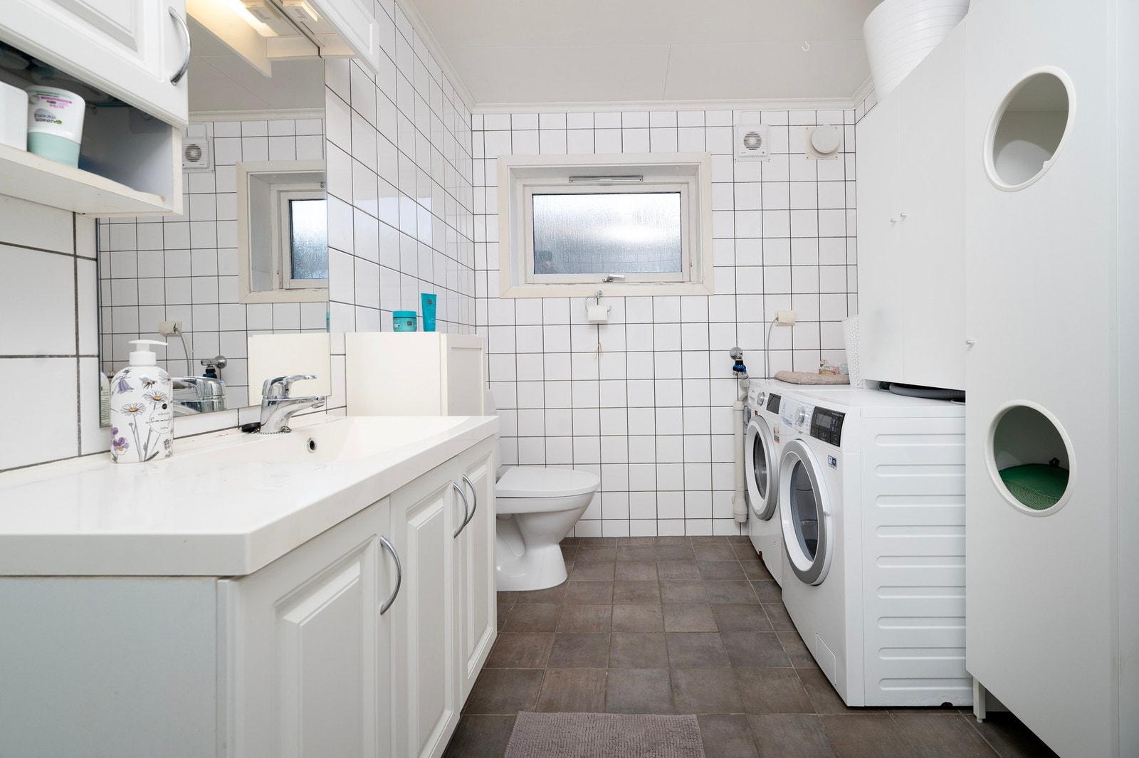 Stort, flislagt baderom med elektriske varmekabler. Galleribilde