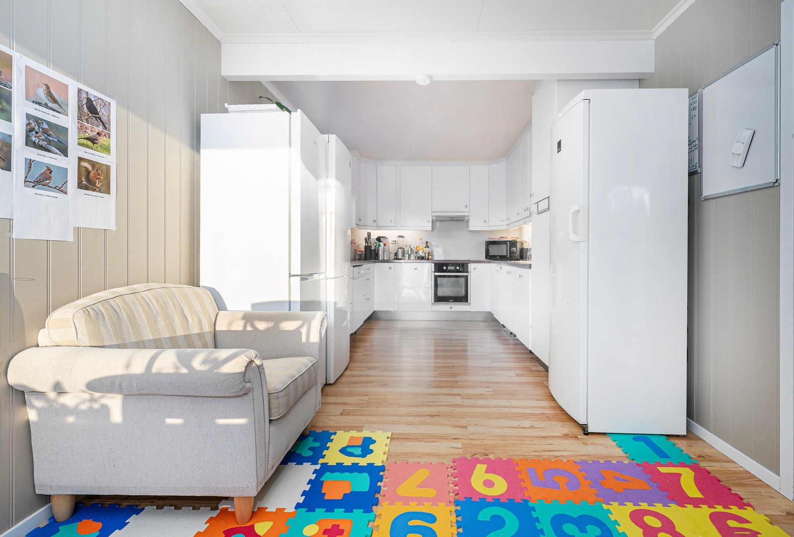 Godt med både skap- og benkeplass på kjøkkenet. Galleribilde